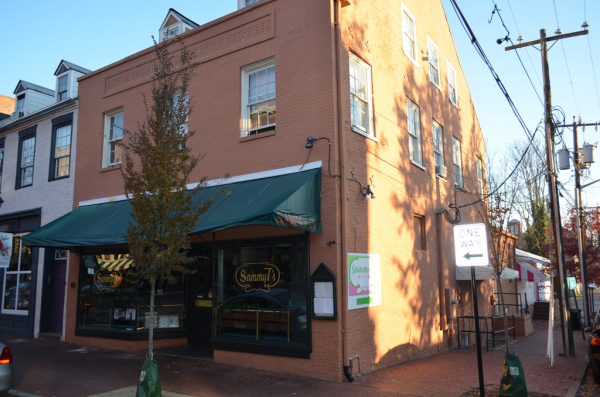 Sammy T's Restaurant is best known for soups, salads, burgers, sandwiches, vegetarian and vegan offerings, and beer and wine lists.
